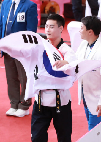 [아시안게임] 태권도 품새 강민성 첫 金… 남 단체전서도 금메달 쾌거