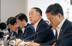 홍남기 “서비스업은 일자리의 보고… 5년간 70조 정책금융 지원”