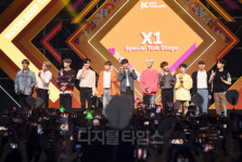 [포토]`X1(엑스원) 보자!` 케이콘 태국 가득 메운 팬들