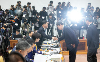 [포토] 법사위 의원들과 인사하는 윤석열 검찰총장