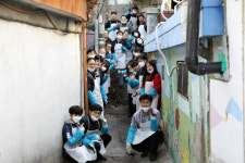 서울 개미마을서 연탄배달 봉사