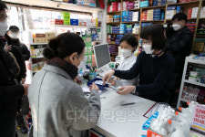[포토] 마스크 5부제 시행 첫 날, 분주한 약국
