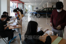 [포토] 자동차 대리점에서 21대 총선 투표