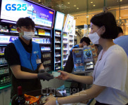 GS25 “재난지원금 쓰자”…편의점 고객 10명 중 8명이 `카드`