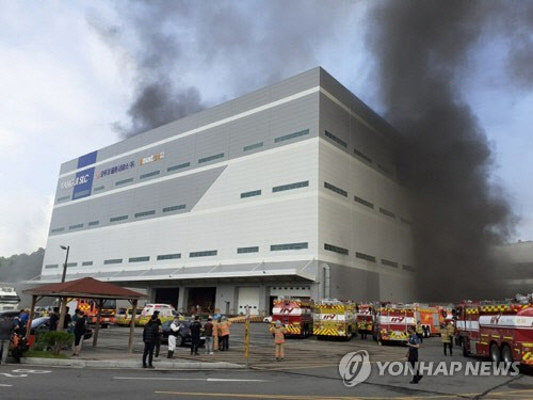 [속보] 용인 물류센터 화재 대응 2단계 격상…일부 작업자 연락두절 | 포토뉴스
