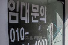 [포토] 사회적 거리두기 완화에도 울상 짓는 대학가 상권