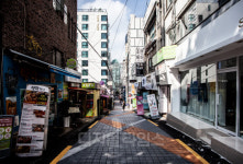 [포토] 사회적 거리두기 완화에도 울상 짓는 대학가 상권