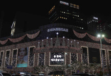 `벌써 크리스마스야`…신세계百, 본점 외관에 크리스마스 장식