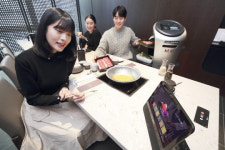 KT “기가지니에 주문하면 AI 로봇이 서빙해드려요”