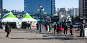 [포토] 서울역 임시선별진료소 대기줄