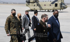 [포토] 에이브럼스 한미연합사령관과 대화하는 오스틴 미 국방장관