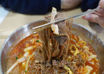 [풀뿌리상권 살려내자]냉면에서 마라탕까지…대한민국 대표 면 요리 특구 진주 `논개시장`