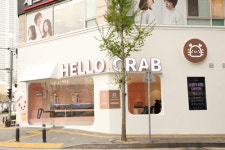 헬로크랩 신규매장 동탄점, 대표캐릭터인 ‘헬리’ 포토존 마련