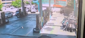 주유소서 카니발에 깔린 여직원, 시민 10여명 차 들어올려 구조