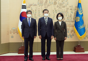 윤 대통령, 퇴임 대법관에게 훈장 수여하고 신임 대법관에게 임명장 수여식 개최