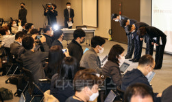 [포토] 허리 숙여 사과하는 KT 임원진
