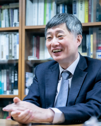 [장영수 고려대 법학전문대학원 교수에게 고견을 듣는다] 강단 벗어나 `생활속 헌법` 강조… `청와대 정부` 대신 분권형 신념