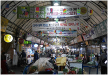 [풀뿌리상권 살려내자] 특성화 거리로 꽉 찬 `영등포 전통시장`