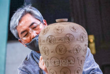 [포토] 이은규 사기장의 청자상감 시연