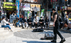 [포토] 버스킹 공연 즐기는 시민들