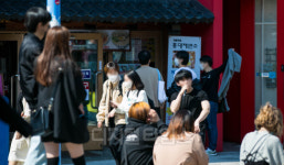 [포토] 버스킹 공연 즐기는 시민들