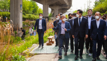 [포토] 홍제천 찾은 오세훈 서울시장