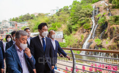 [포토] 서울형 수변감성도시를 위해 홍제천 답사하는 오세훈 시장
