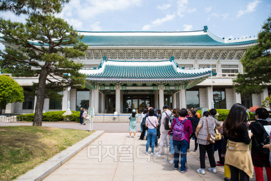 한국 대통령 후보들, 청와대 개방 논란에 입장 차이 고조