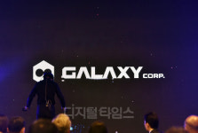 [포토]`부산콘텐츠마켓` 개막공연 펼치는 염동균 작가-갤럭시코퍼