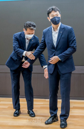 [포토] 자리 안내하는 이복현 금감원장