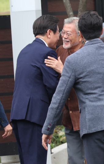 이재명 포옹한 문재인 전 대통령 