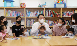 尹 받아쓰기 10점 맞고 어머니 학교 불려와…초등학교 성적표 `깜짝` 공개한 사연은