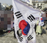 독도는 일본땅…중학교서 태극기 불태우고 일장기 걸렸다