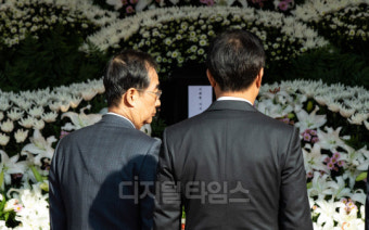 [포토] 헌화 마친 한덕수 총리와 오세훈 시장