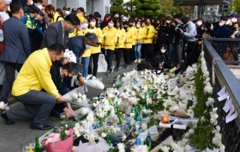 [포토] 이태원 참사 희생자 추모하는 세월호 참사 유가족