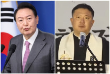 ‘尹 부부 전용기 추락 기도’ 박주환 신부, 최근 촛불집회서 “윤석열 퇴진” 외쳤다