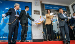 [포토] 전통시장 상인 금융 환경 개선 위한 `장금이 1호`