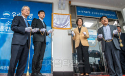 [포토] 전통시장 상인 금융 환경 개선 위한 `장금이 1호`