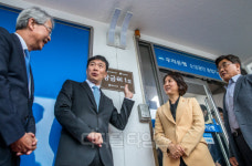 [포토] 전통시장 상인 금융 환경 개선 위한 `장금이 1호`