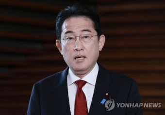 [속보]日 기시다 총리 하마터면…한 남성 은색통 물건 던져 큰 폭발음
