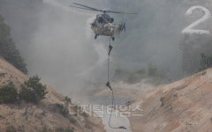 [포토] 공중강습 시범 보이는 수리온 헬기