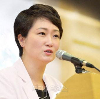 尹 1주년 사진 24점 내건 충북도청 ‘논란’…이언주 “윤석열 ‘주체사상’인가”