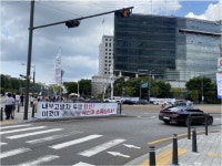 [단독] `현대차 비방` 불법천막 2달만에 또… 보행자 가려 사고 위험