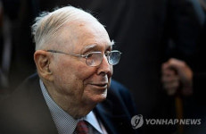 `워런 버핏의 단짝` 찰리 멍거 버크셔 회장 별세…향년 99세