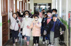 원하는 초등1년생, 저녁까지 학교서 돌봐준다…늘봄학교 올해 전국 확대
