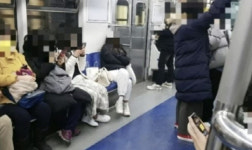 사람들 서서 가는데 좌석에 짐 올려놓고 쿨쿨…지하철 민폐女에 공분
