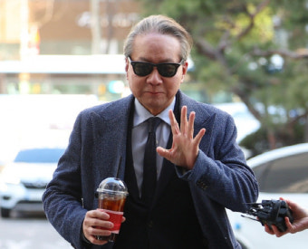 선글라스 끼고 한손엔 `아아`…경찰 출석한 58년생 의협 간부 화제