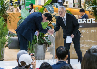 [포토] `맥베스` 함께 낭독하는 유인촌 장관-배우 황정민