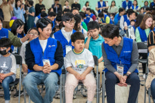 [포토] 서울맹학교 봉사활동 하는 정해인-김윤상 2차관