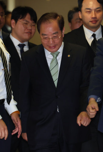 부산시교육감 하윤수, 불법 사전 선거운동으로 당선무효 확정, 벌금 700만원